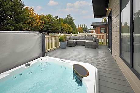 Primrose Lodge with Hot Tub