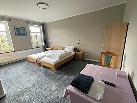 Dreibettzimmer-Standard-Eigenes Badezimmer-Gartenblick