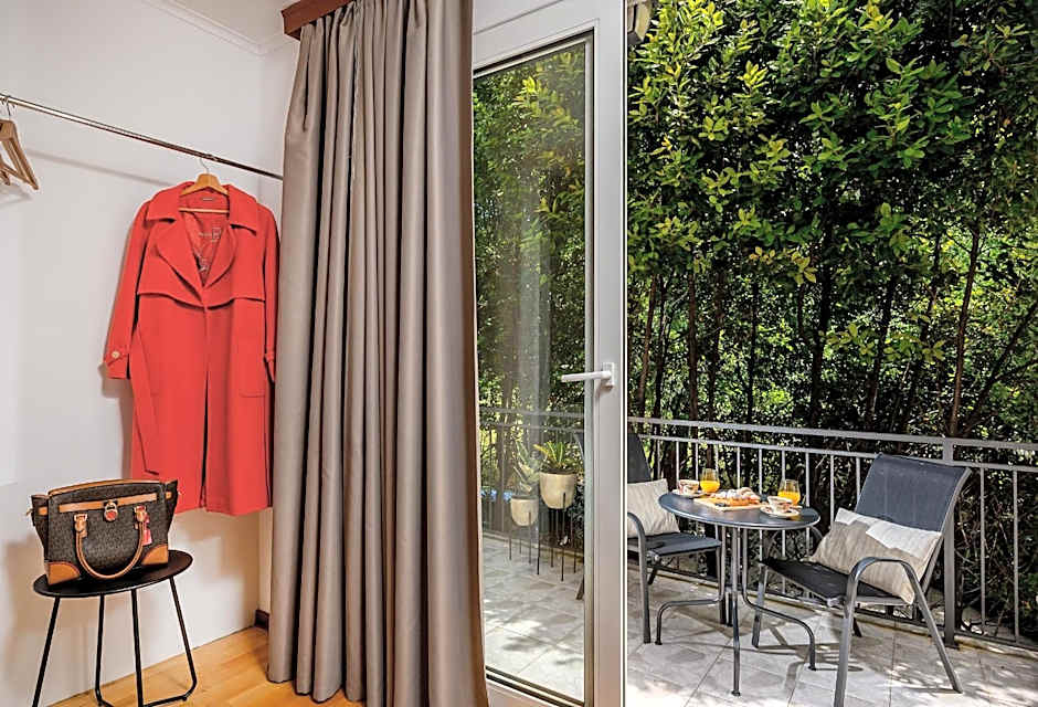 Yellow house with private parking