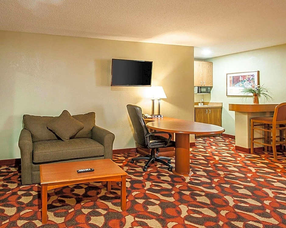Quality Inn & Suites Kansas City I-435n Near Sports Complex