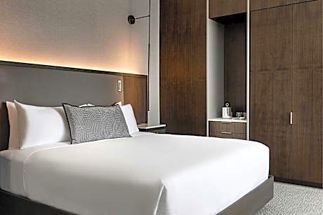 The Reserve King Studio Room with Roll-In Shower - Mobility Accessible