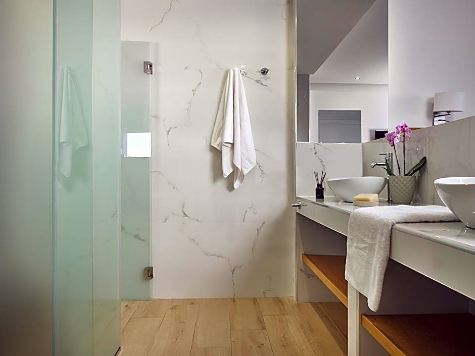 Cavo Orient Beach Hotel & Suites