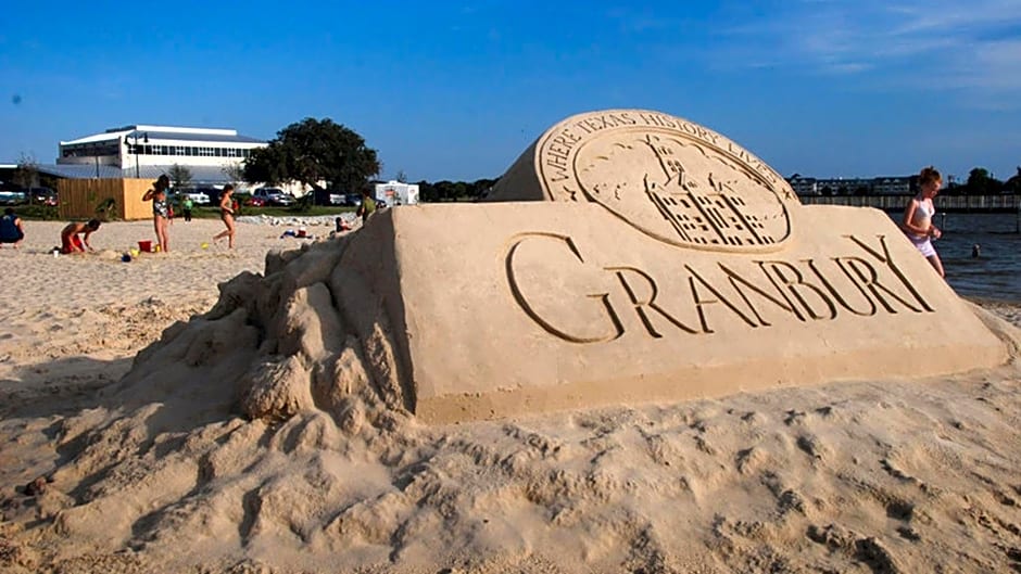 Holiday Inn Express and Suites Granbury by IHG