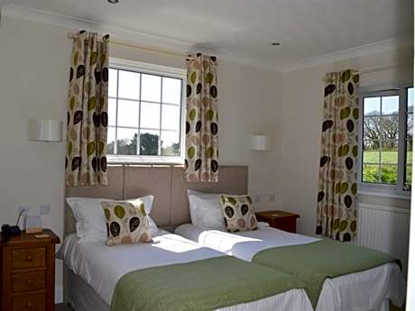 Double or Twin-Standard-Ensuite-Country View