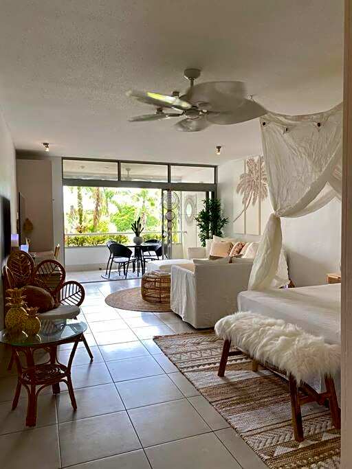 WanderLust - Little Slice of Heaven on Macrossan Str