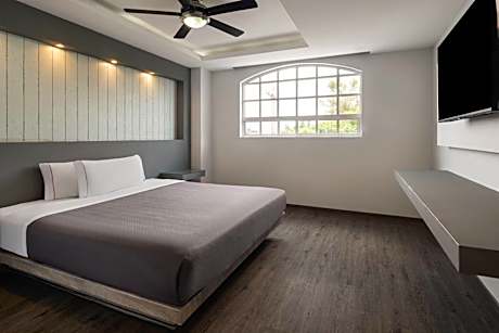 Standard King Room - Non-Smoking