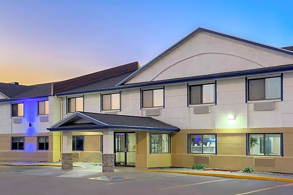 Travelodge by Wyndham Fargo West Acres