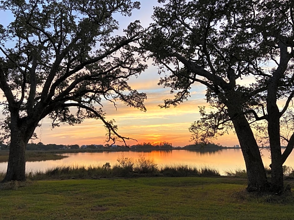 Gulf Hills Hotel & Retreat on the Water