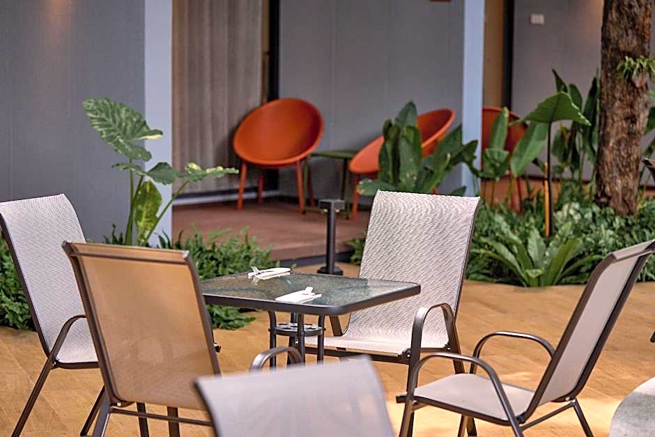 Red Door Samsen Hotel