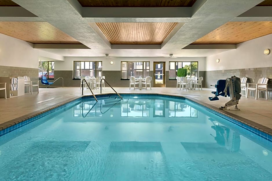 Country Inn & Suites by Radisson, St. Cloud West, MN
