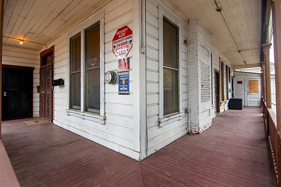 Mariachi Plaza Hotel