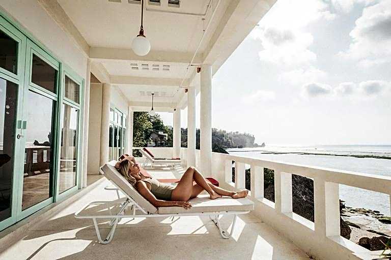 The Rocks - 6BR Beachfront Villa, Surf-in Location