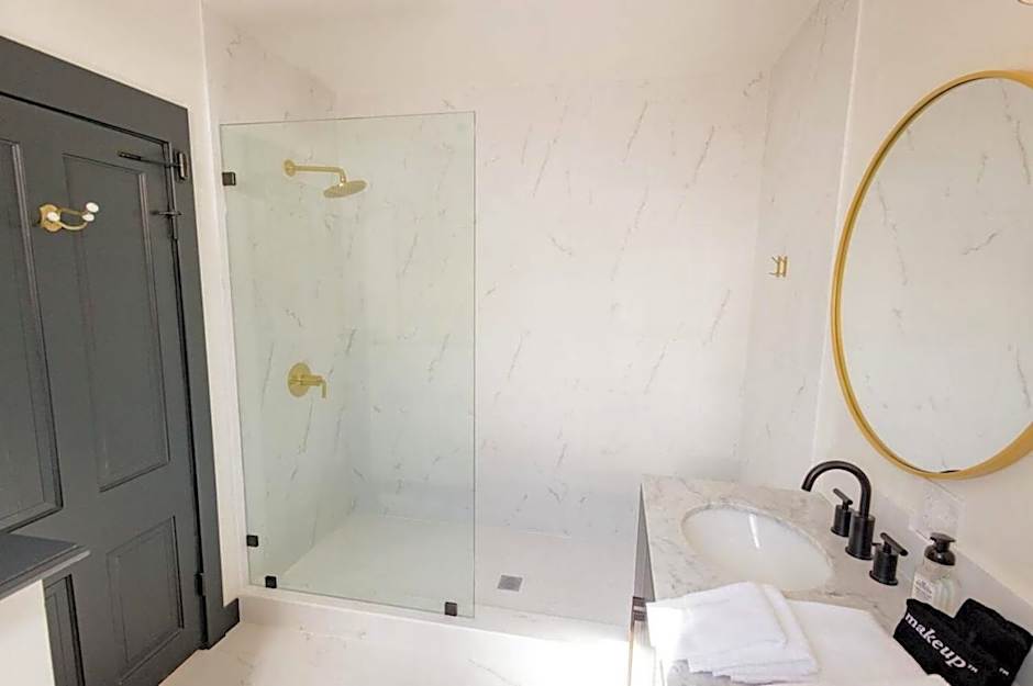 Speakeasy 2 Room Suite (Rm 5)