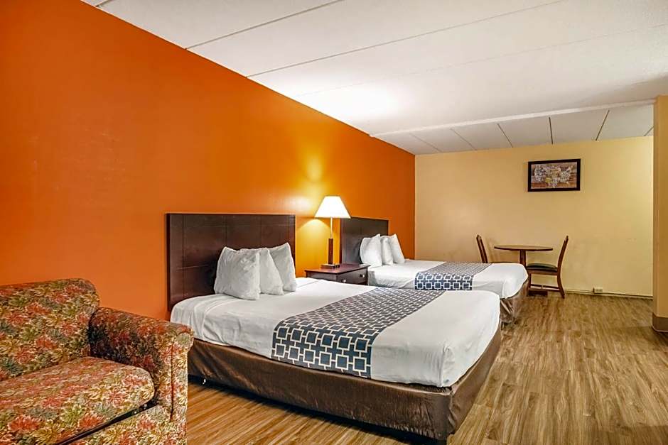 Econo Lodge Inn & Suites Windsor Locks Bradley Airport