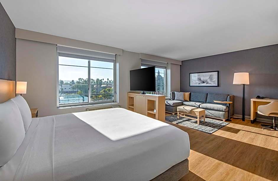 Hyatt Place Riverside Downtown