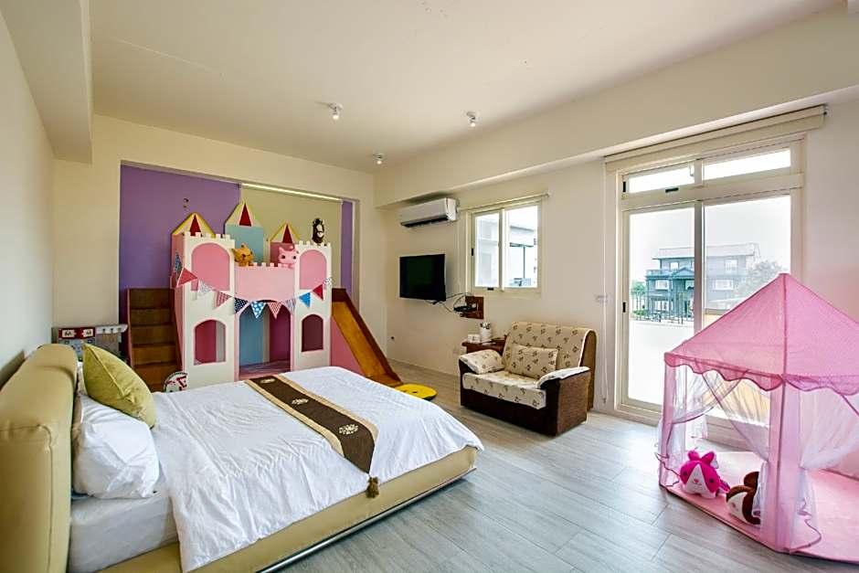 Colorful Wooden Horse Homestay – Luodong, WV