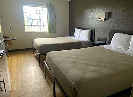Deluxe Queen Suite