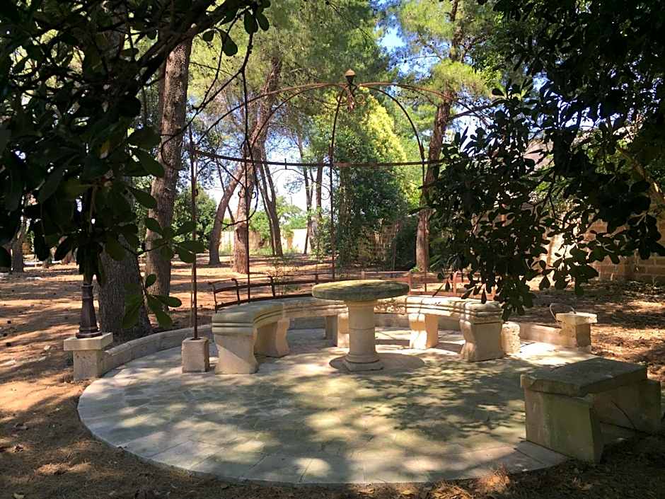 Palazzo de Carlo e il parco dei 7 pozzi