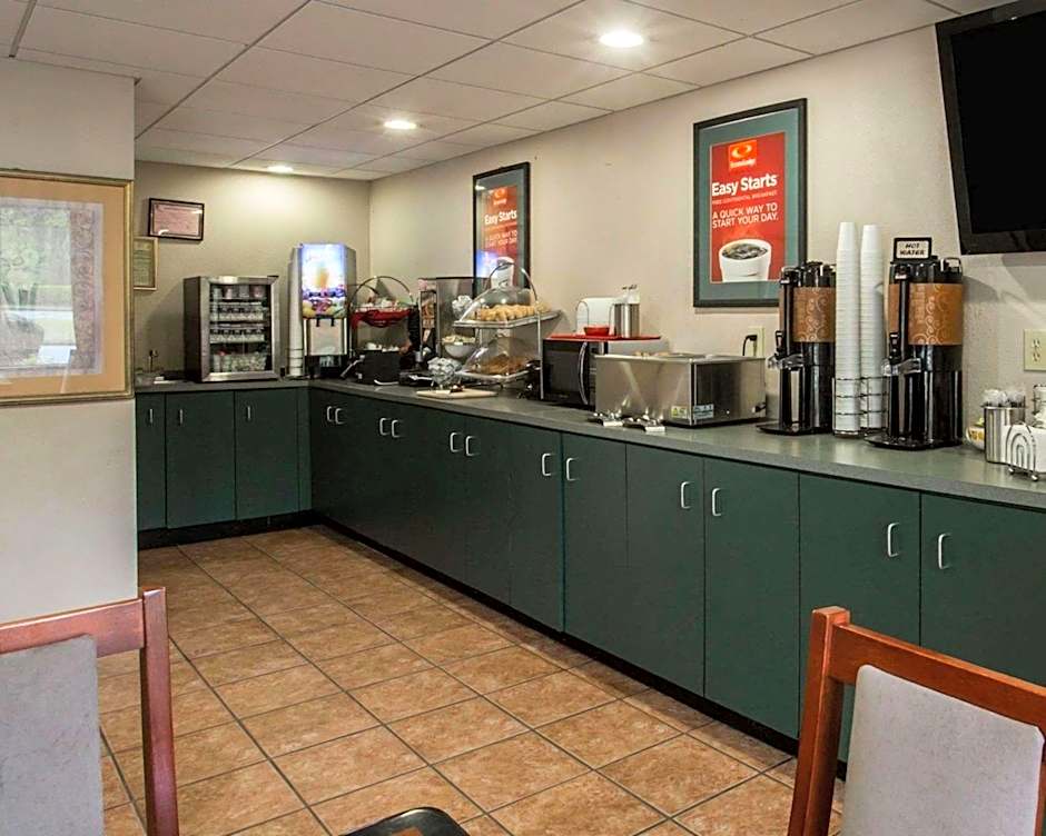 Econo Lodge Inn & Suites Columbus near Fort Benning