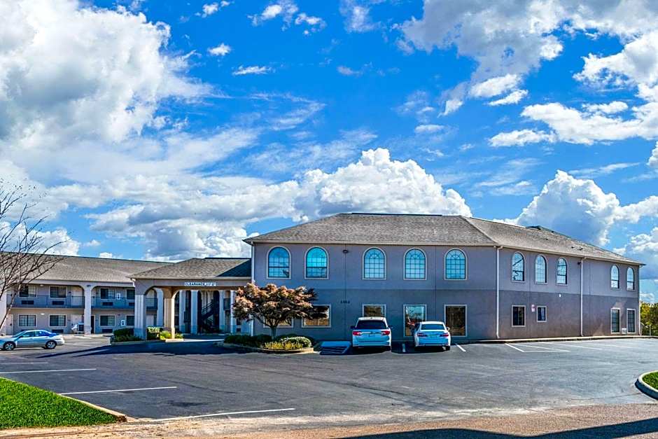 Econo Lodge Inn & Suites