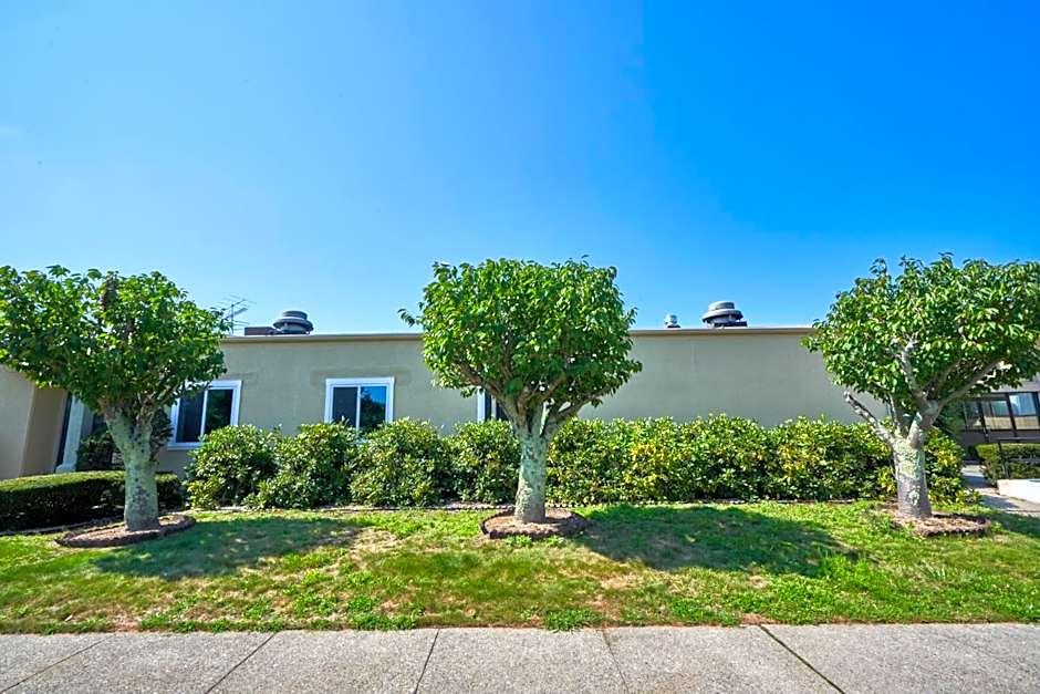 Riverview Inn & Suites