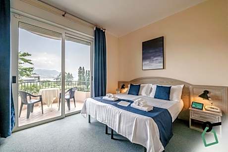 Deluxe Double or Twin Room with Lake View