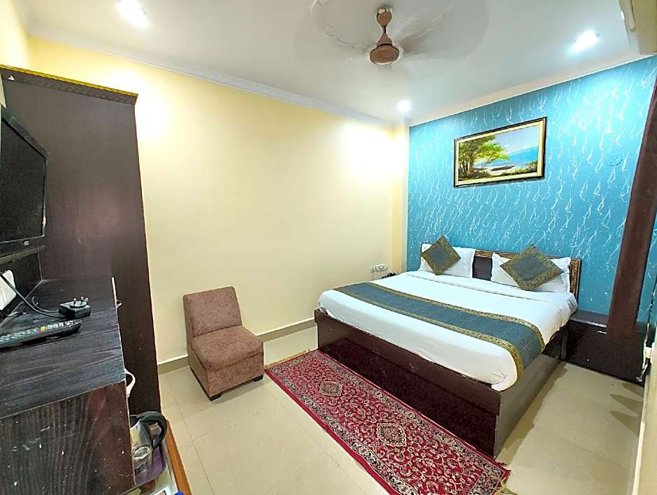 Goroomgo Ashoka Grand Varanasi Indian Only near Railway Station
