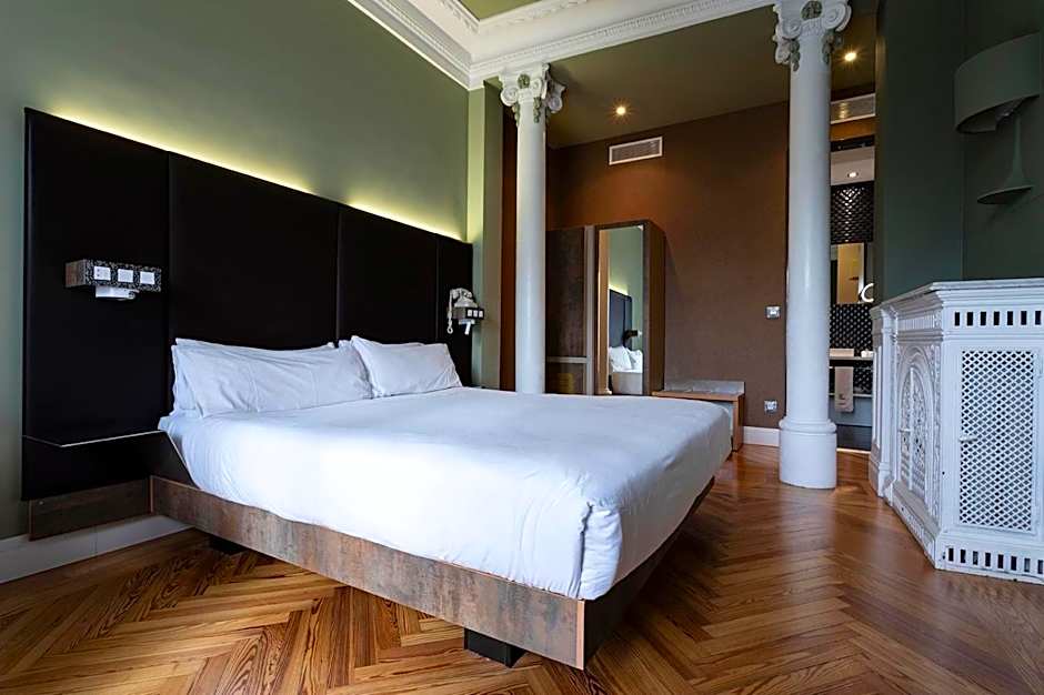 Petit Palace Lealtad Plaza