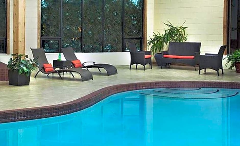 Travelodge by Wyndham Kingston LaSalle Hotel