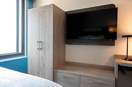1 Queen Bed Standard Accessible
