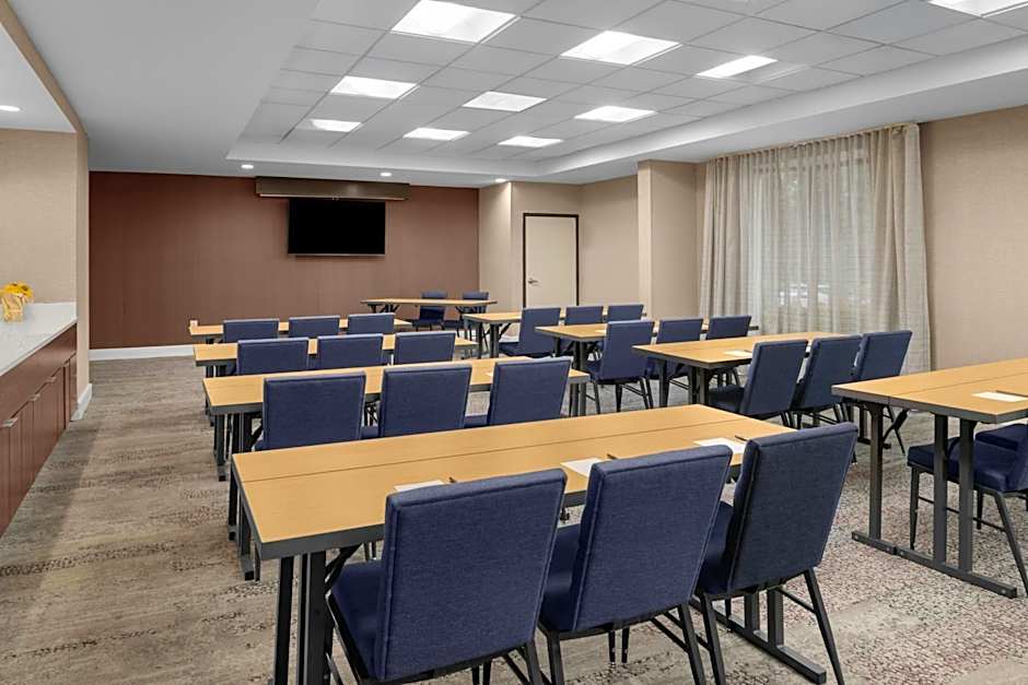 Courtyard by Marriott Charlotte Airport North