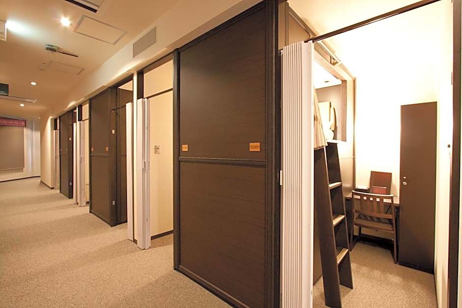 HEARTS Capsule Hotel & Spa Nakasu -Male only-