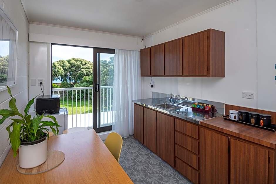 Whispering Sands Beachfront Motel