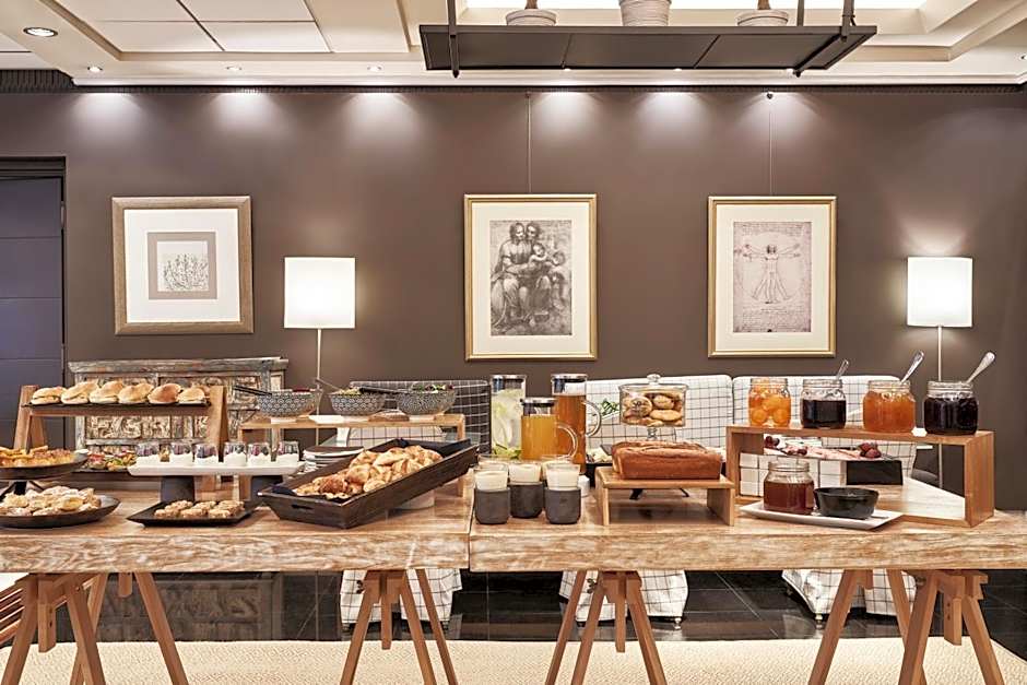 Sea View Cityscape Hotel