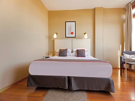 ROOM STREET VIEW 2 BEDS WITH KICHENETTE