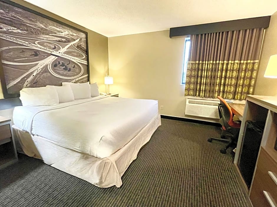 Super 8 by Wyndham St Charles