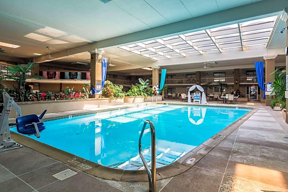 Plaza Inn & Suites