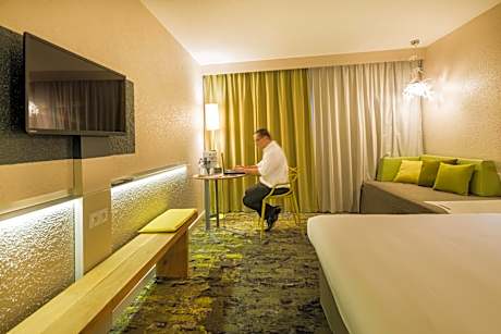 Standard Room with 1 Double Bed and 2 Single Beds