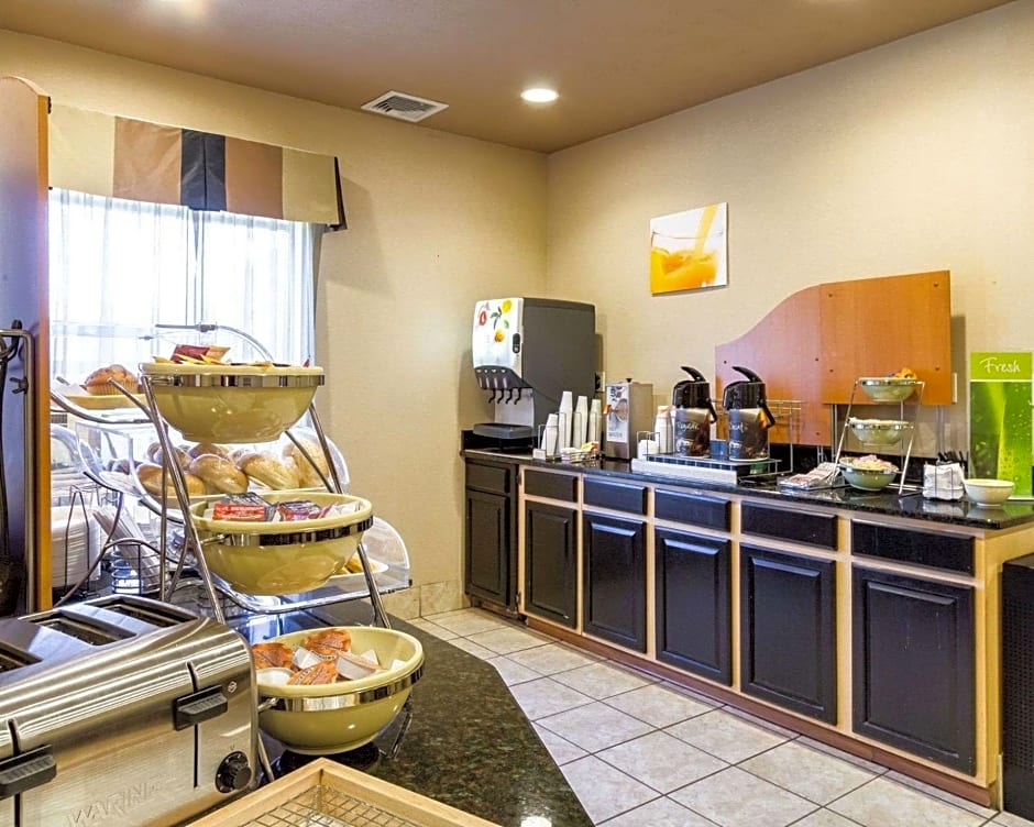 Quality Inn & Suites Oakwood Village