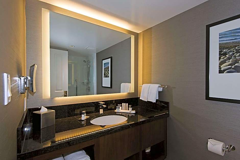 DoubleTree by Hilton Hotel & Suites Victoria