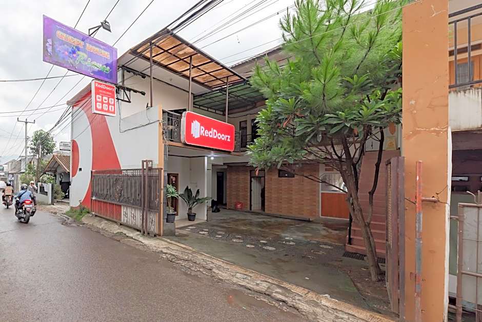 RedDoorz near Cikole Lembang