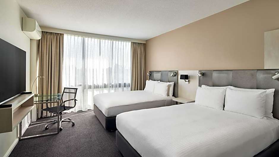 Holiday Inn Warwick Farm By IHG