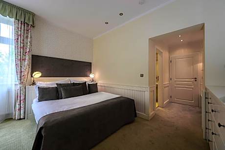 Deluxe Double Room with Extra Bed