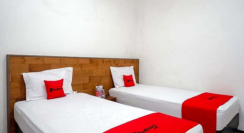 RedDoorz near XT Square 4