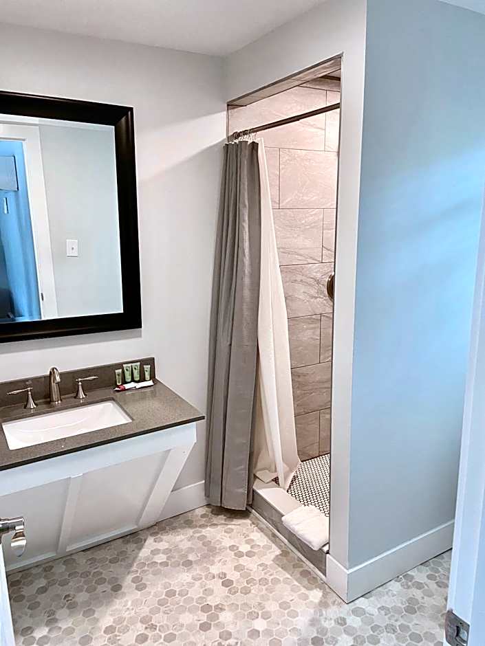 Elk Rapids Lakeshore Inn