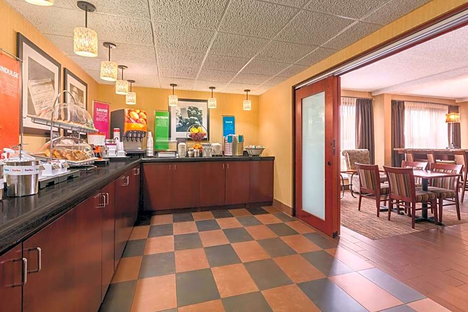 Hampton Inn By Hilton Des Moines Airport