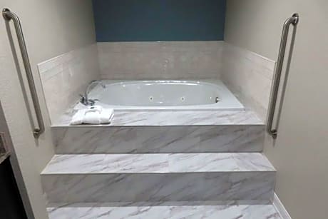 Suite-1 King Bed Non-Smoking Whirlpool Microwave And Mini-Refrigerator Wi-Fi Full Breakfast