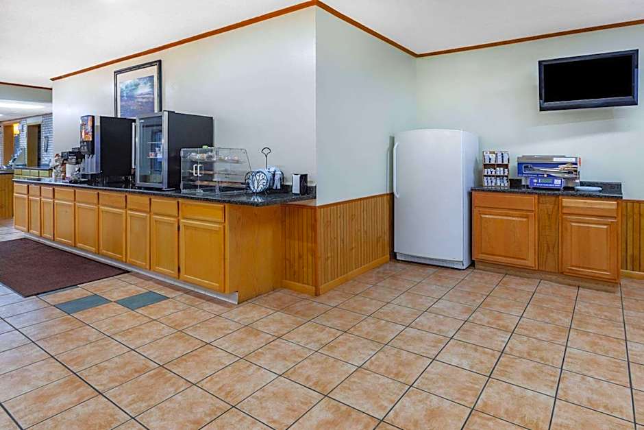 Days Inn & Suites by Wyndham St. Ignace Lakefront
