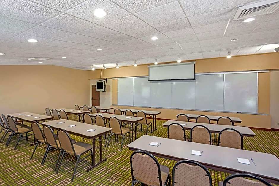 Baymont by Wyndham Louisville Airport South