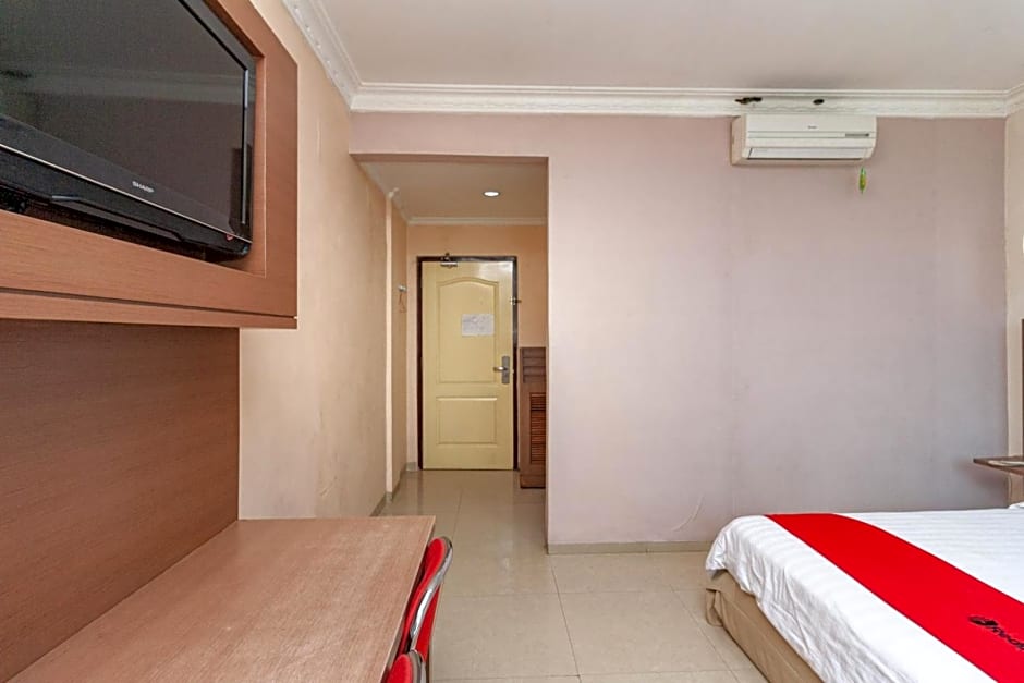 RedDoorz Premium at Hotel Ratu Residence